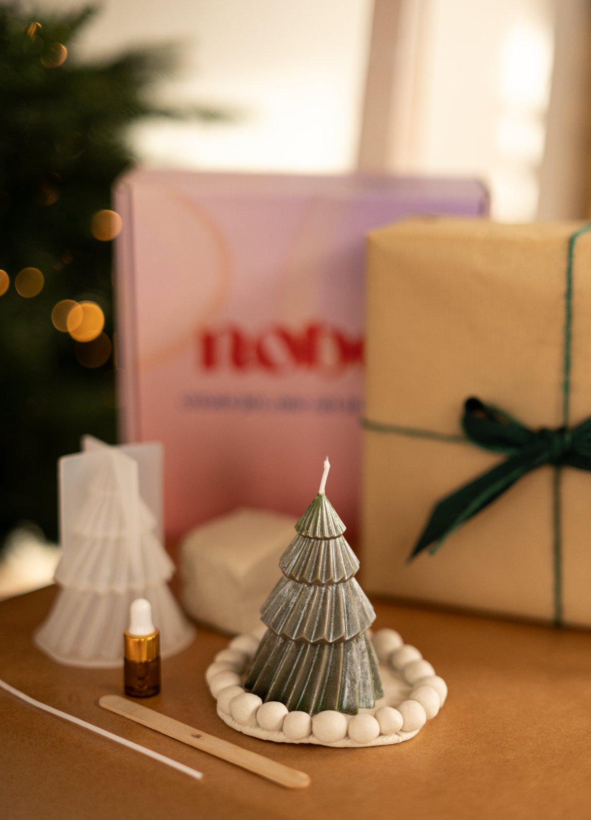 Weihnachts-DIY - Tannenbaum-Kerze mit Clay-Tray Untersetzer